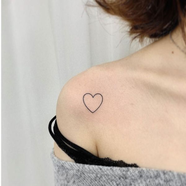 Tattoo mini ở vai trái khoáy tim