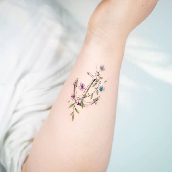 Tattoo mỏ neo mini ở cổ tay