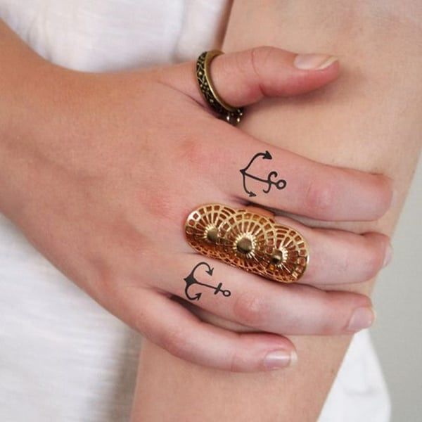 Tattoo mỏ neo mini ở ngón tay