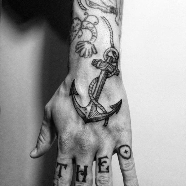 Tattoo mỏ neo ở bàn tay