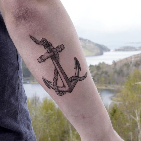 Tattoo mỏ neo ở cánh tay