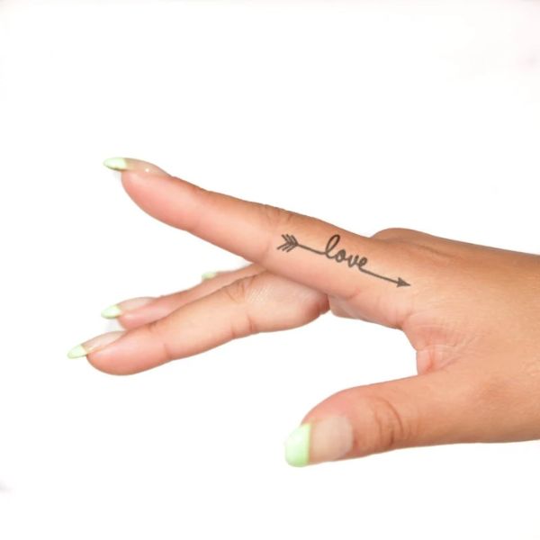 Tattoo mũi tên mini ở ngón tay