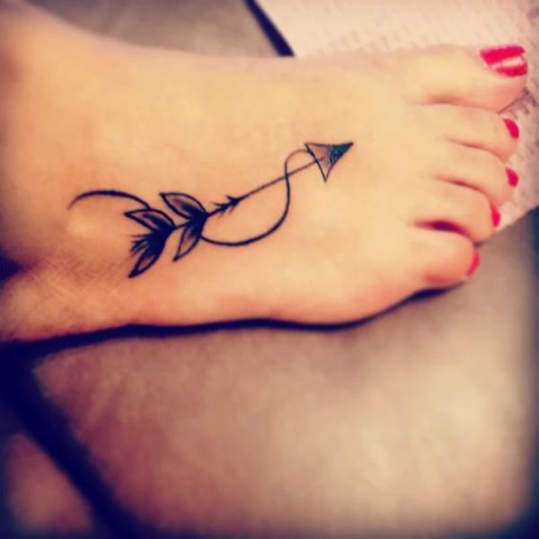 Tattoo mũi tên ở bàn chân
