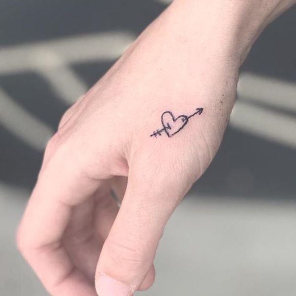 Tattoo mũi tên ở bàn tay