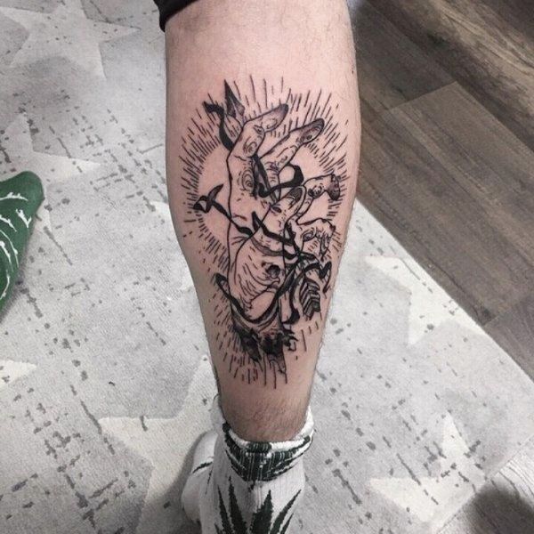 Tattoo mũi tên ở bắp chân