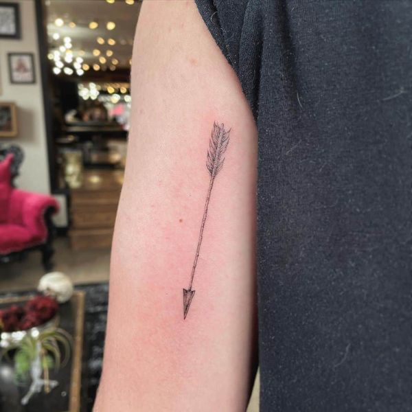 Tattoo mũi tên ở bắp tay
