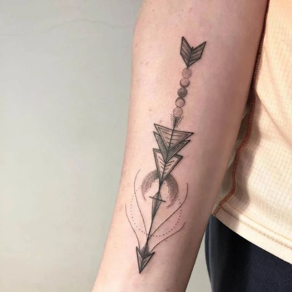 Tattoo mũi tên ở cánh tay