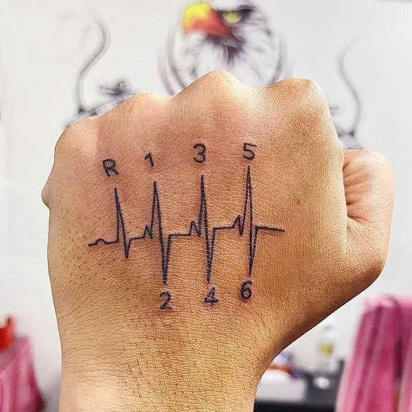 Tattoo nhịp tim ở bàn tay