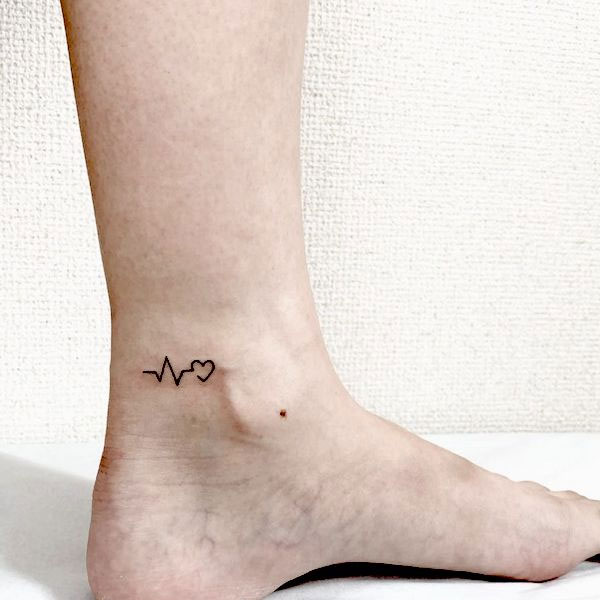 Tattoo nhịp tim ở cổ chân