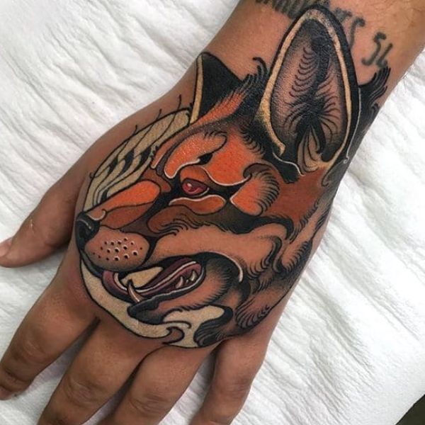 Tattoo ở bàn tay sói tinh