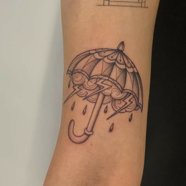 Tattoo ở bắp tay chiếc ô