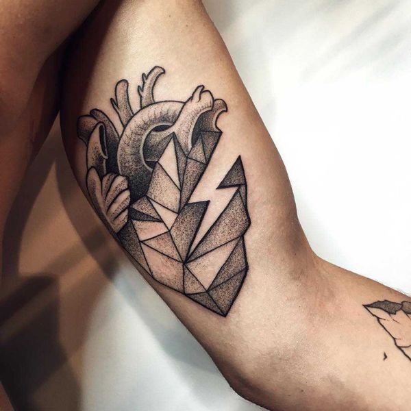Tattoo ở bắp tay rất đẹp cho tới nam