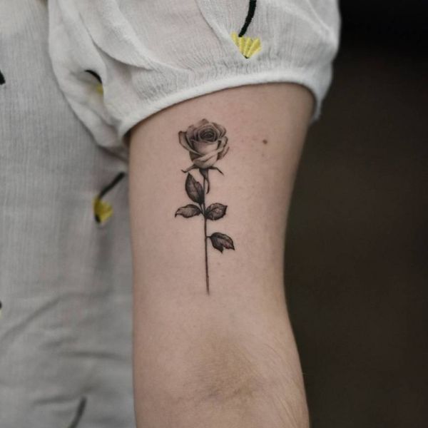 Tattoo ở bắp tay hoa mini