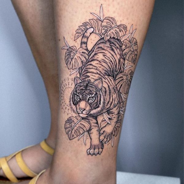 Tattoo ở chân cho nữ con hổ