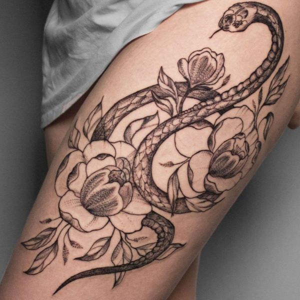 Tattoo ở chân cho nữ con rắn