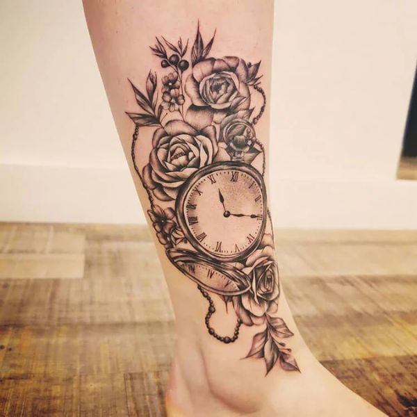 Tattoo ở chân cho nữ đồng hồ