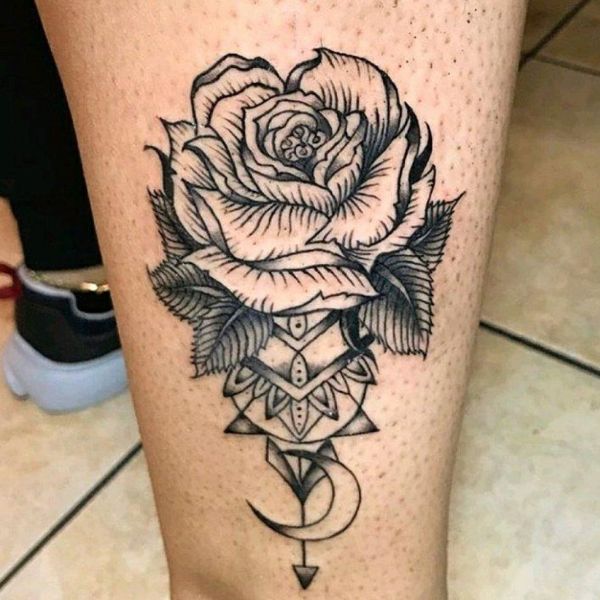Tattoo ở chân cho nữ hoa hồng