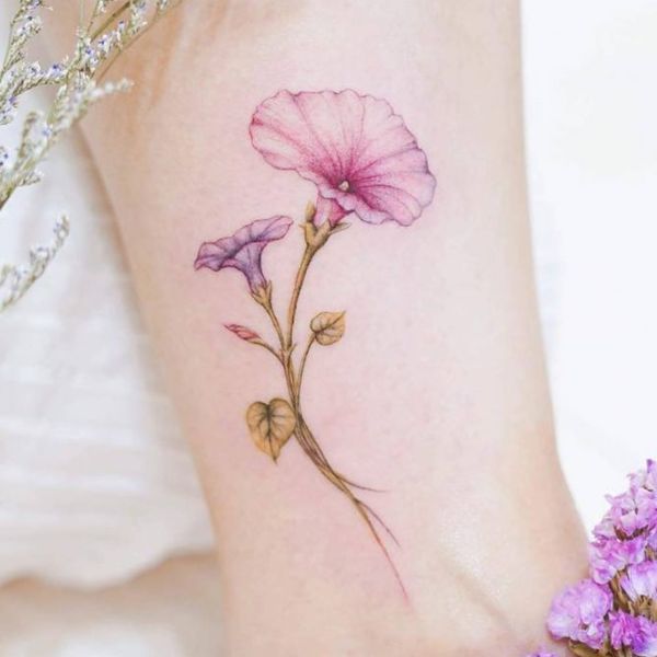Tattoo ở chân cho nữ hoa loa kèn