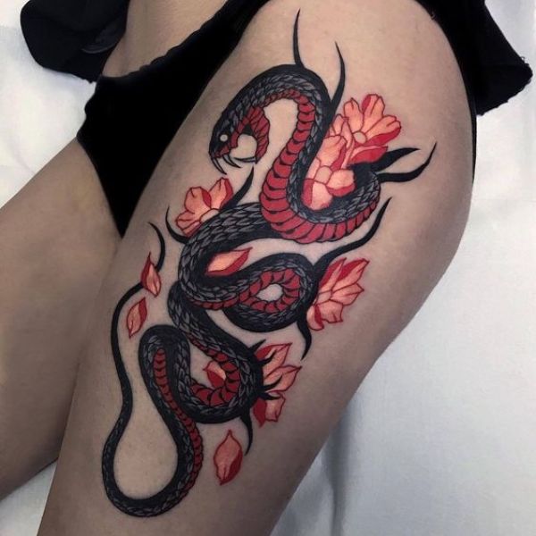 Tattoo ở chân cho nữ rắn độc