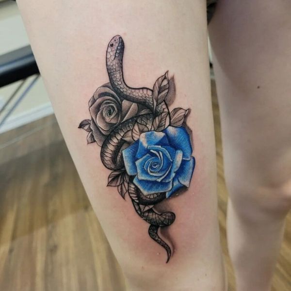 Tattoo ở chân cho nữ rắn và hoa