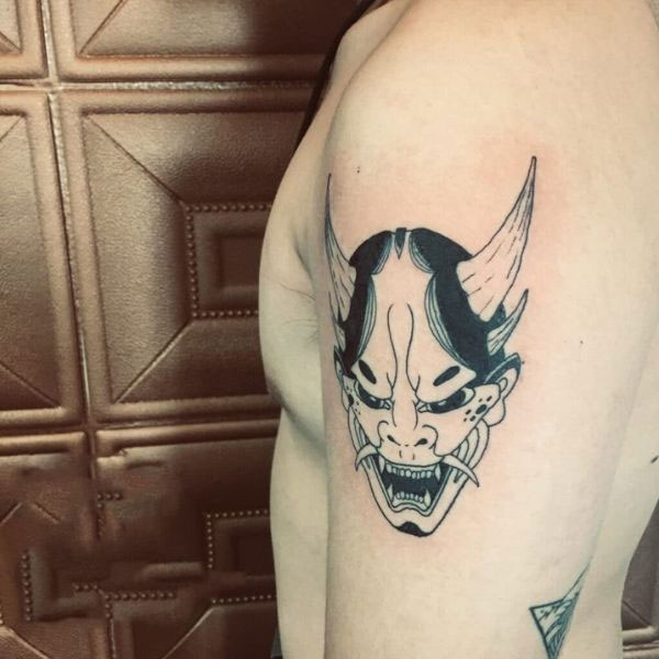 Tattoo quỷ dạ xoa mini ở bắp tay