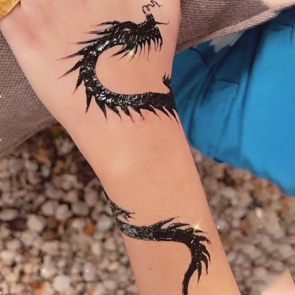 Tattoo rồng quấn tay đơn giản chất