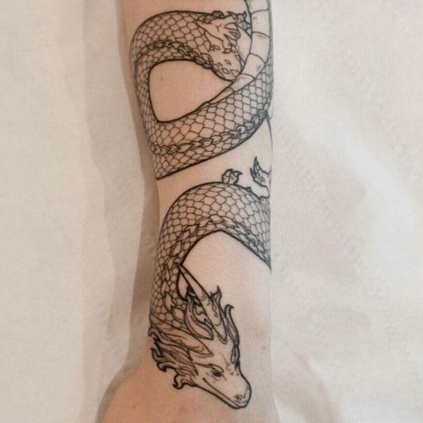 Tattoo rồng quấn tay đơn giản