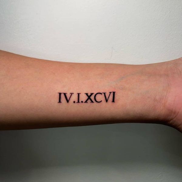 Tattoo số la mã mini ở cánh tay