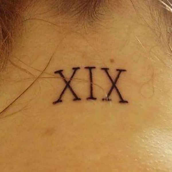 tattoo số la mã ở cổ đẹp