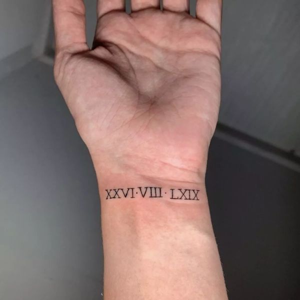 Tattoo số la mã ở cổ tay