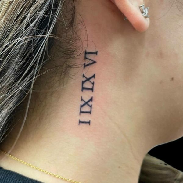 Tattoo số la mã ở cổ