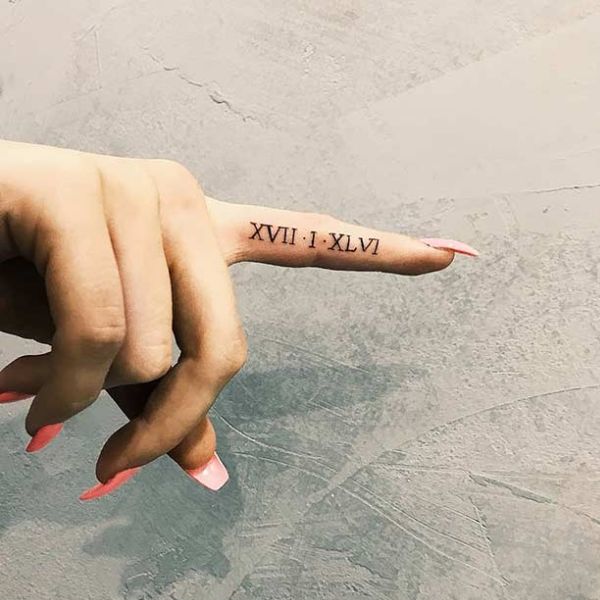 Tattoo số la mã ở ngón tay