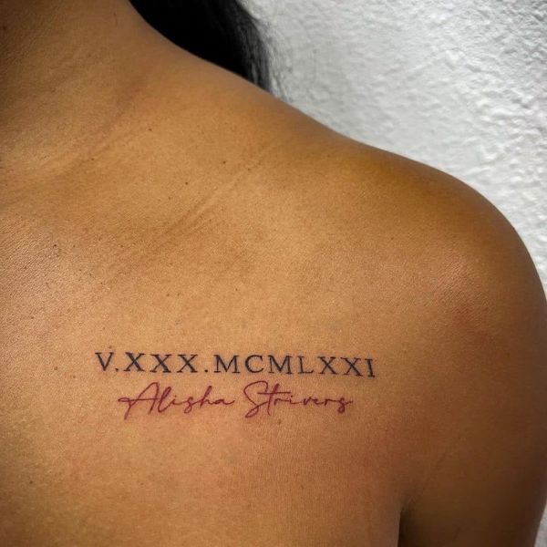 Tattoo số la mã ở ngực nữ