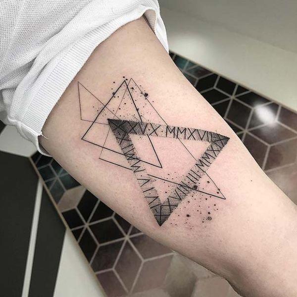 Tattoo số la mã tam giác