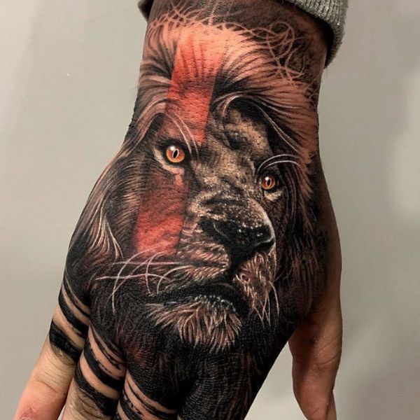 Tattoo sư tử ở bàn tay