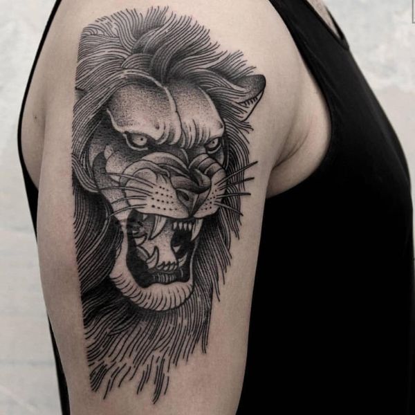 Tattoo sư tử đẹp ở bắp tay nam