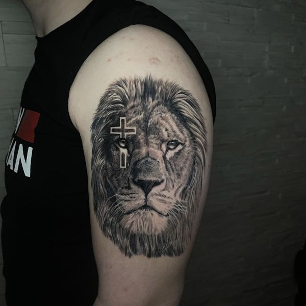 Tattoo sư tử đẹp ở bàn tay