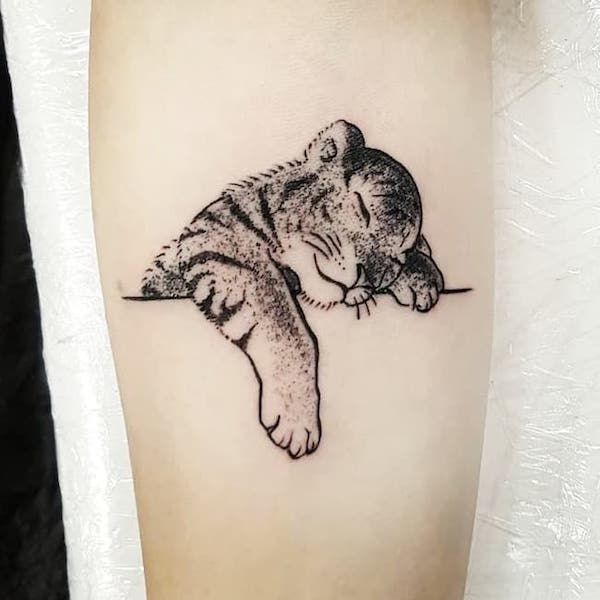 Tattoo sư tử mini cho nữ