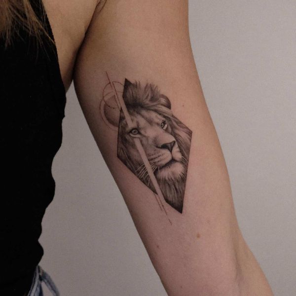 Tattoo sư tử mini ở bắp tay nữ