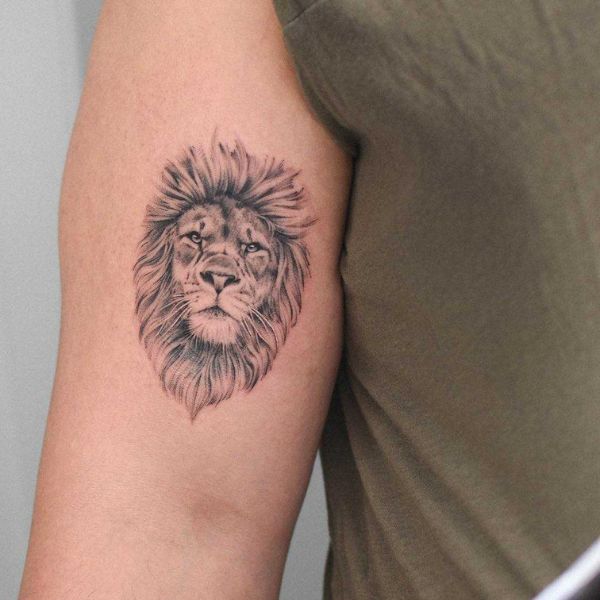 Tattoo sư tử mini ở bắp tay