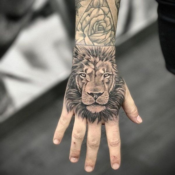 Tattoo sư tử ở bàn tay