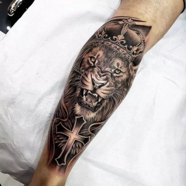 Tattoo sư tử ở bắp chân cho nam