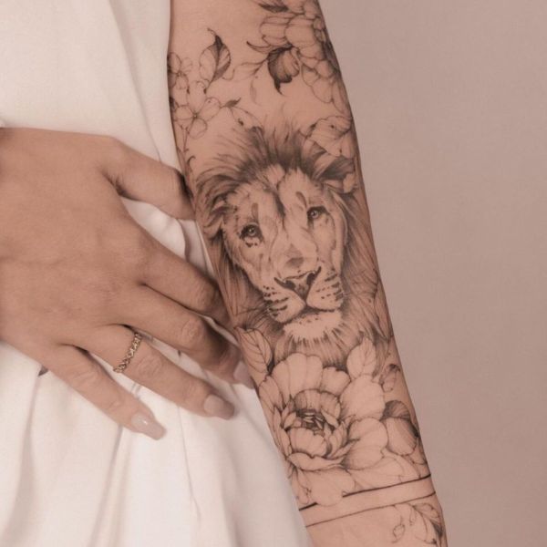 Tattoo sư tử ở cánh tay