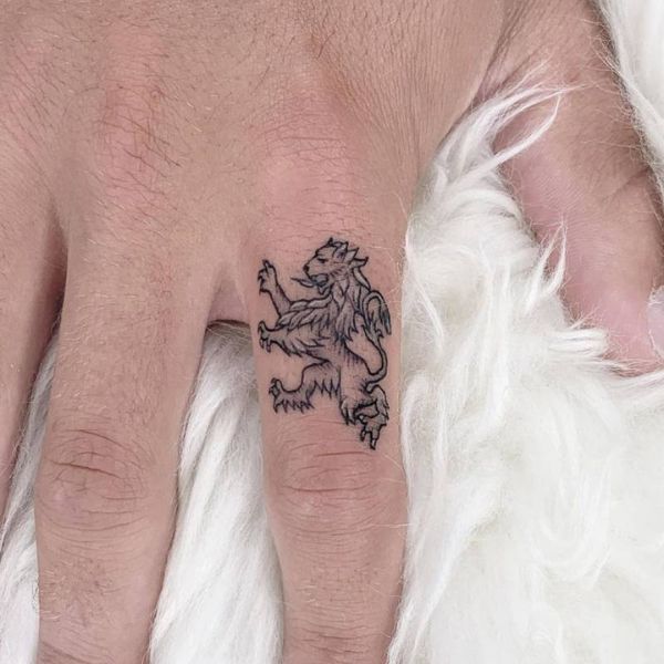 Tattoo sư tử ở ngón tay
