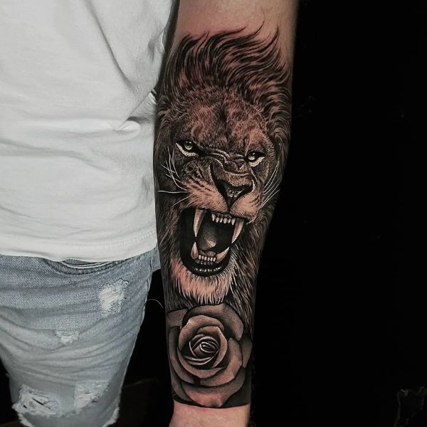 Tattoo sư tử và hoa full tay