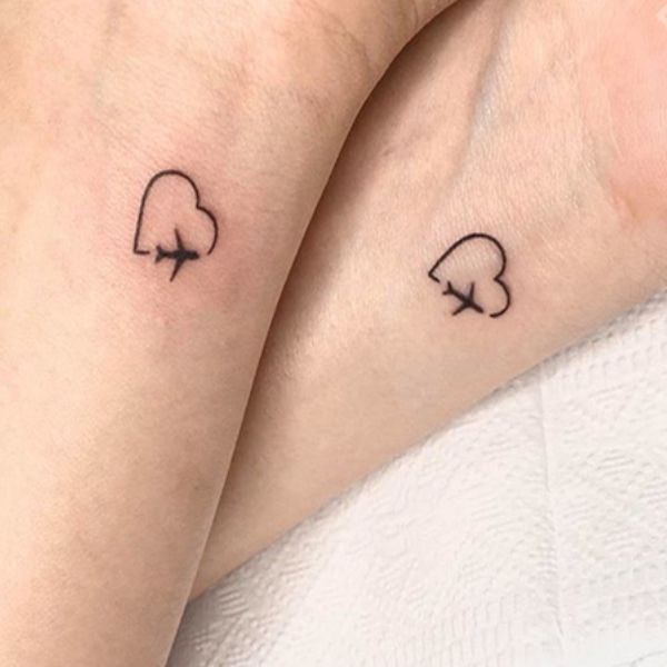 Tattoo trái ngược tim song ở cổ tay
