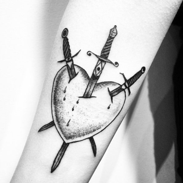 Tattoo trái khoáy tim gai
