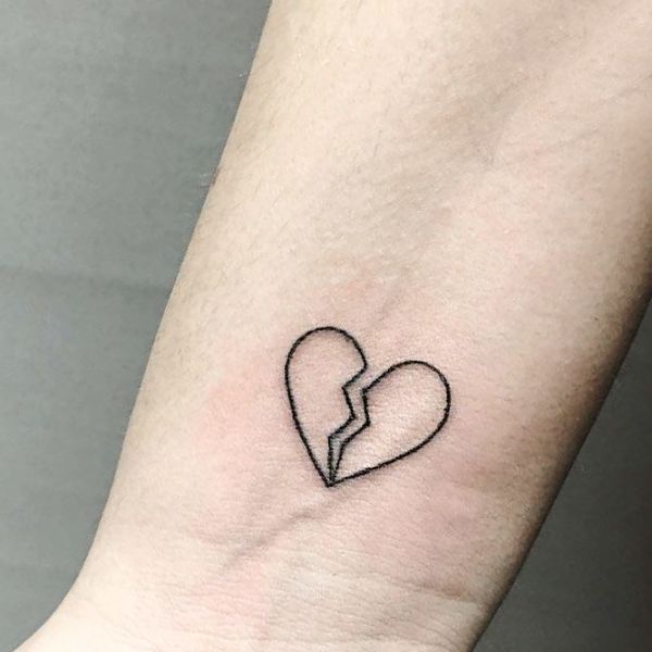 Tattoo trái ngược tim mini ở cổ tay