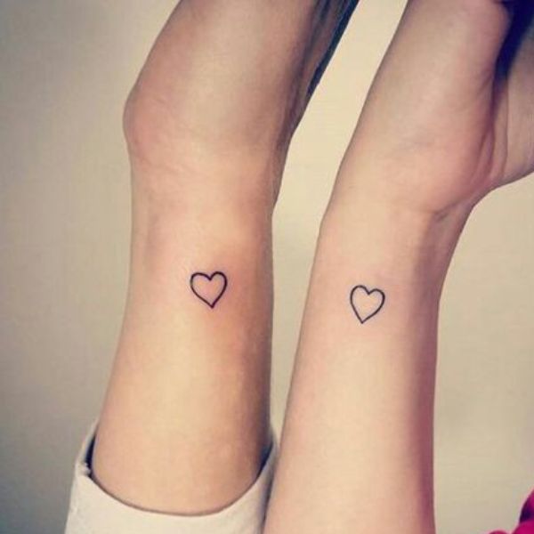 Tattoo trái ngược tim nhỏ ở cổ tay