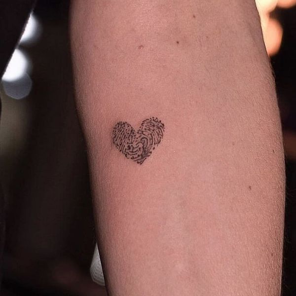 tattoo trái khoáy tim nhỏ ở tay